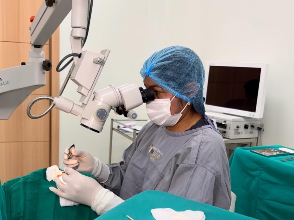Dr. Robert Álvarez, especialista en Ginecología, Obstetricia y Medicina Reproductiva de Clínica NovaSalud Latacunga.