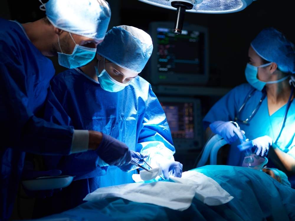 Dr. Robert Álvarez, especialista en Ginecología, Obstetricia y Medicina Reproductiva de Clínica NovaSalud Latacunga.