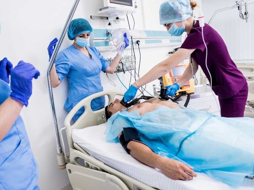 Ginecólogo explicando con modelo anatómico de útero durante una consulta de obstetricia en Clínica NovaSalud, Latacunga.