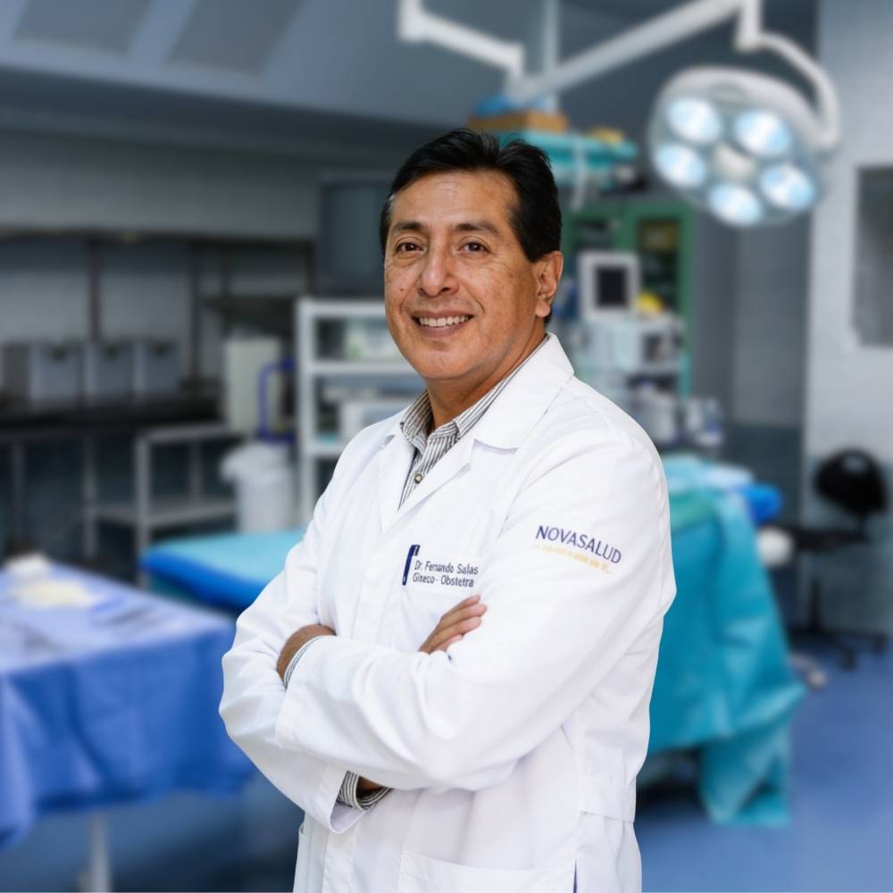 Dr. Robert Álvarez, especialista en Ginecología, Obstetricia y Medicina Reproductiva de Clínica NovaSalud Latacunga.