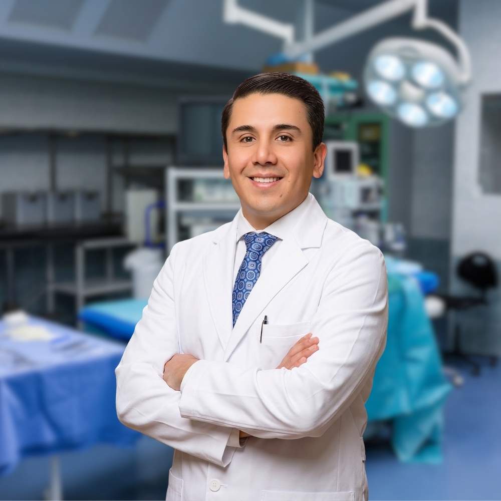 Dr. Robert Álvarez, especialista en Ginecología, Obstetricia y Medicina Reproductiva de Clínica NovaSalud Latacunga.