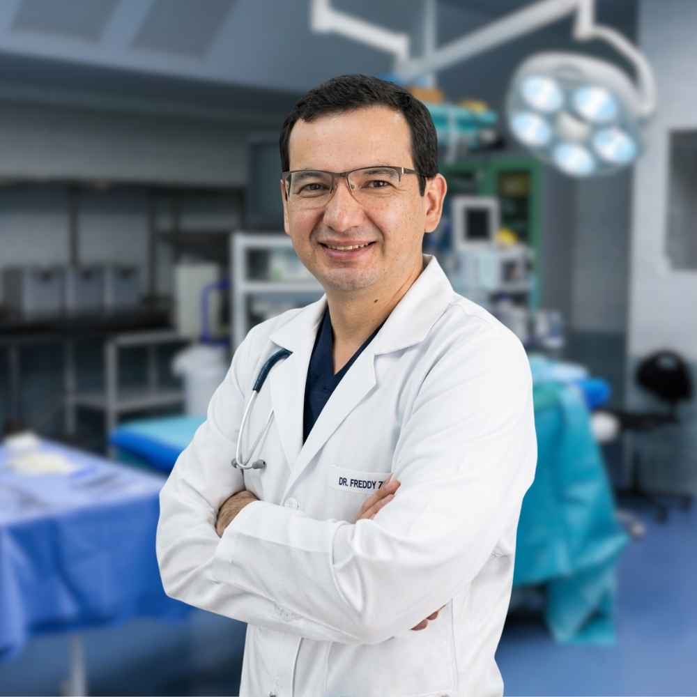 Dr. Robert Álvarez, especialista en Ginecología, Obstetricia y Medicina Reproductiva de Clínica NovaSalud Latacunga.