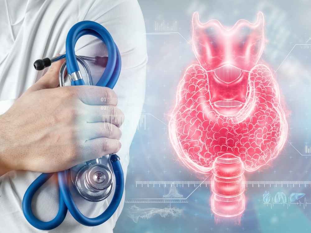 Ginecólogo explicando con modelo anatómico de útero durante una consulta de obstetricia en Clínica NovaSalud, Latacunga.