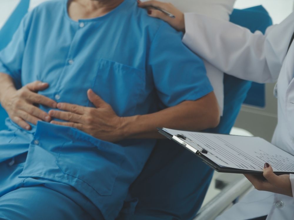Dr. Robert Álvarez, especialista en Ginecología, Obstetricia y Medicina Reproductiva de Clínica NovaSalud Latacunga.