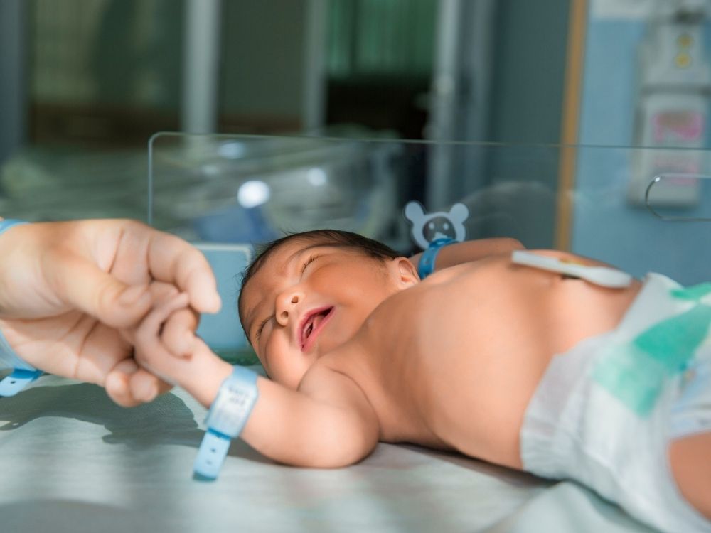 Dr. Robert Álvarez, especialista en Ginecología, Obstetricia y Medicina Reproductiva de Clínica NovaSalud Latacunga.