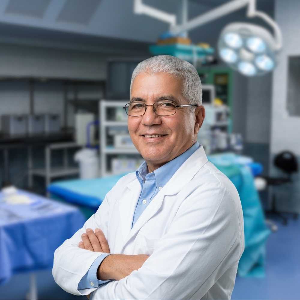 Dr. Robert Álvarez, especialista en Ginecología, Obstetricia y Medicina Reproductiva de Clínica NovaSalud Latacunga.