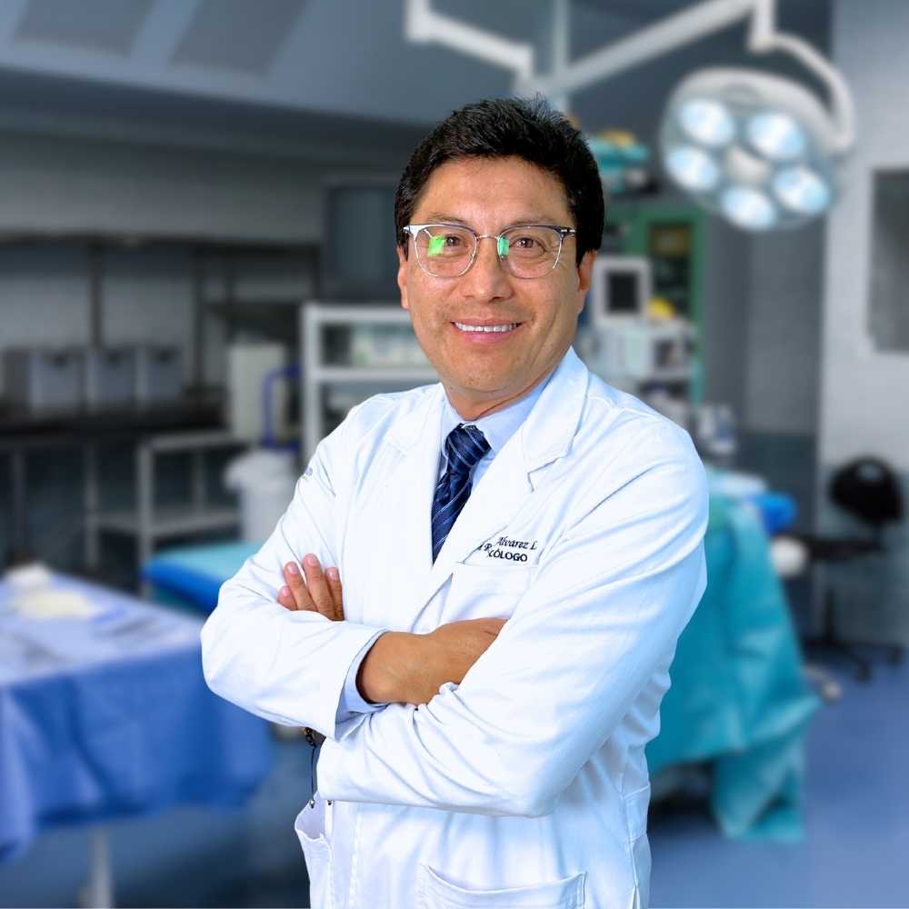 Dr. Robert Álvarez, especialista en Ginecología, Obstetricia y Medicina Reproductiva de Clínica NovaSalud Latacunga.